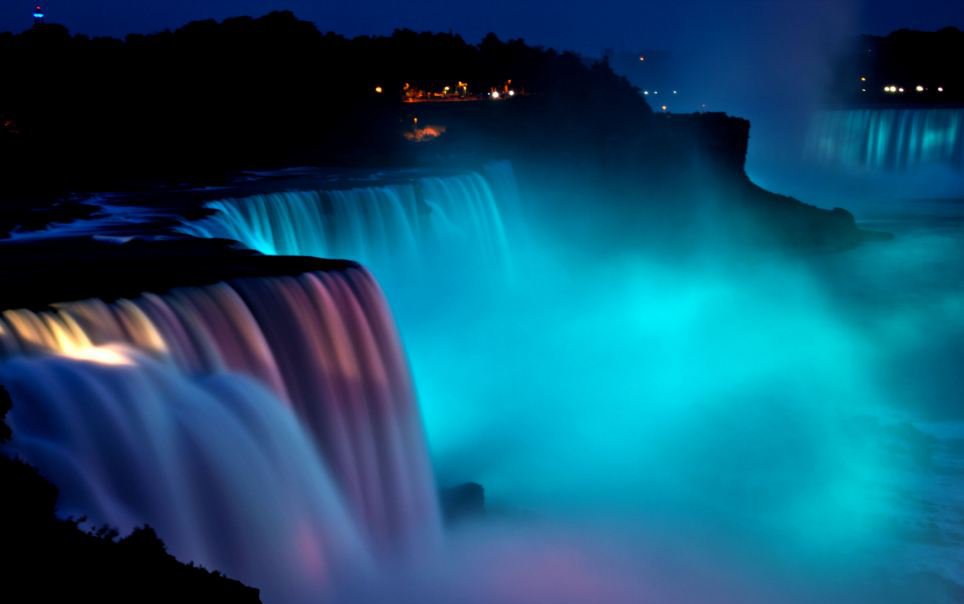 Cantiknya Pertunjukan Fenomena Cahaya Alami Air Terjun Niagara