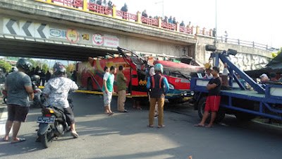 Salah Jalan, Bus Sipirok Nauli Tersangkut di Fly Over Simpang Lapan