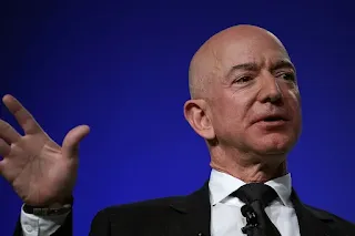 Foto de Jeff Bezos en un escenario dando un discurso