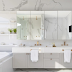 Banheiro contemporâneo branco marmorizado com banheira e vista linda!