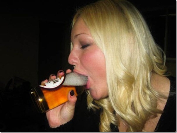 Garotas bebendo cerveja de forma estranha (1)