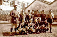 C. F. BARCELONA. Temporada 1949-50. Quique (portero suplente), Seguer, Gonzalvo II, Gonzalvo III, Calvet, Corró y Ramallets; Basora, Sagrera, César, Aretio y Nicolau. REAL SOCIEDAD DE FÚTBOL DE SAN SEBASTIÁN 2 C. F. BARCELONA 4. 12/02/1950. Campeonato de Liga de 1ª División, jornada 20. San Sebastián, Guipúzcoa, estadio de Atocha.