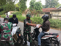 Mengharap Berkah Di Bulan Suci Ramadhan, Kodim Tegal Melalui Koramil 07/Adiwerna Bagi-bagi Takjil