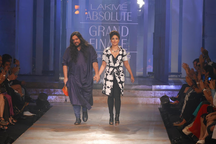 kareena kapoor stopper for designer kallol datta at lfw 2012. hot images