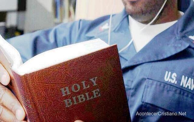Militar de la Marina de Estados Unidos leyendo la Biblia
