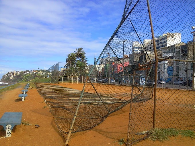 Vento derruba alambrado da quadra esportiva da Paciência 