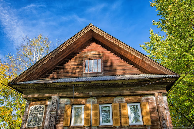 Старый деревянный двухэтажный дом со ставнями