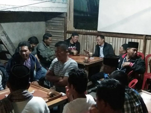 Wabup Nongkrong di Warung Kopi Bareng Pemuda Ambai