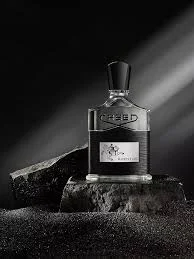 يعتبر Creed Aventus ملك العطور، حيث يتميز برائحة الأناناس والبتولا والمسك.  تترك رائحته الملكية انطباعًا لا يُنسى، مما يجعله عنصرًا أساسيًا في مجموعة كل متذوق