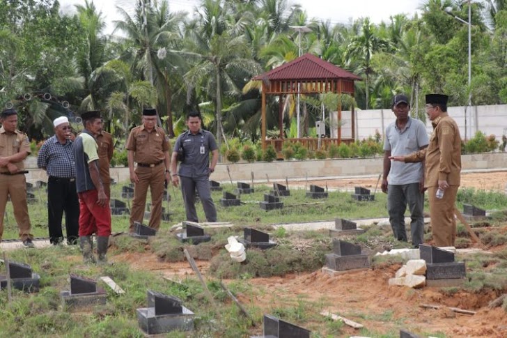 Bupati Tanjab Barat Tinjau Tempat Pemakaman Umum Desa Sialang