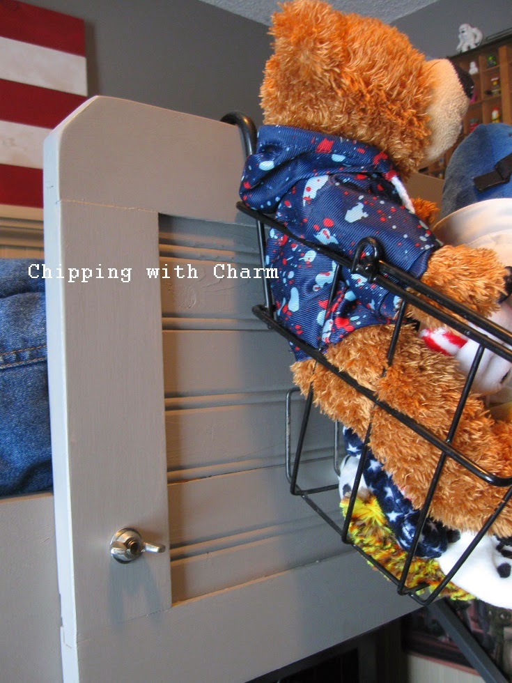Chipping with Charm:  Pallet Racks to lofted Bed...http://www.chippingwithcharm.blogspot.com/
