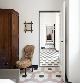 {Interiors} Hexagonal floor tiles for an Italian apartment by Groopo