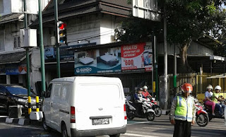 Diduga Terobos Lampu APILL, Mobil Alami Laka Tunggal