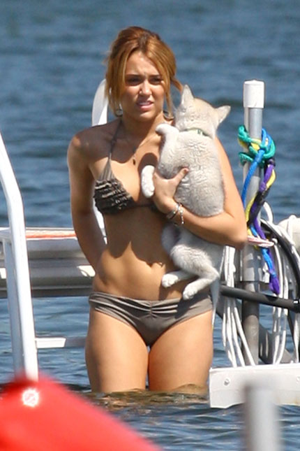 Miley Cyrus na praia com namorado