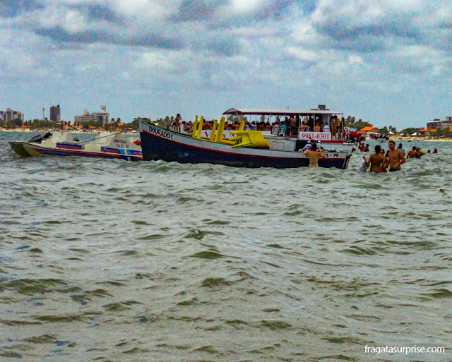 Barcos que funcionam como "barracas de praia" na Areia Vermelha, Paraíba