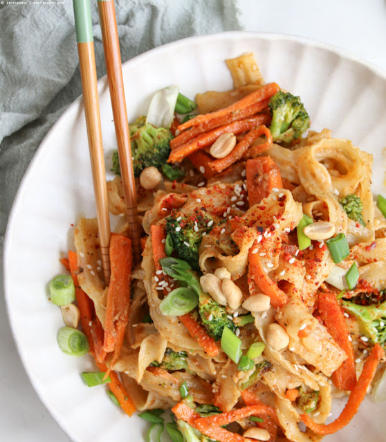 Asianudeln mit schneller Erdnusssauce