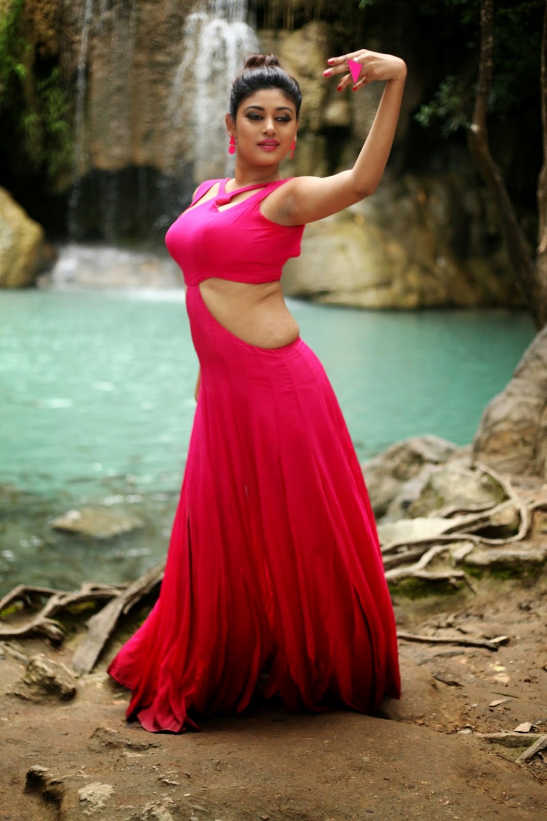 Actress Oviya Hot Navel Show From Tamil Movie ...