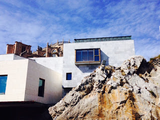 Edificio, junto al puente romano