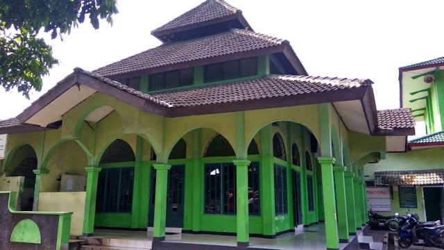 Aksi Bersih-bersih Masjid STAINU Timur Terminal Temanggung