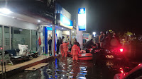 Enam Jam Terjebak Banjir Gedebage, Delapan Orang Warga Berhasil Dievakuasi Petugas Diskar PB Kota Bandung Dari Dalam Bank