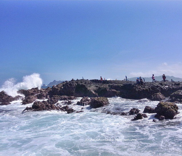 [http://FindWisata.blogspot.com] Pantai Nambung Lombok, Pantai Yang Memiliki Pesona Alam Yang Luar Biasa Dan Air Terjun Yang Berada Di Tengah Pantai