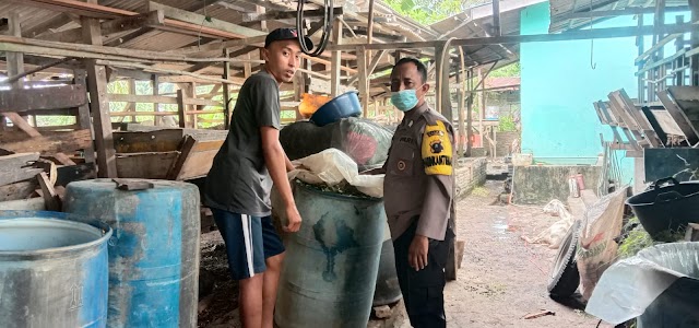 ANTISIPASI PMK, BHABINKAMTIBMAS BRIPKA SUYITNO TERUS SAMBANGI PETERNAKAN LEMBU DAN KAMBING DI DESA BINAANNYA 