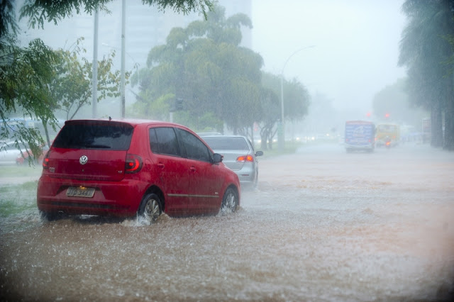 Chuva alaga pistas em Brasília