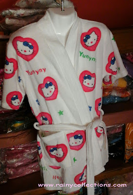 handuk kimono anak karakter hello kitty dengan bingkai hati pink