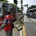 Aksi Koboi Pengendara Motor ini Paksa Petugas Buka Palang Busway