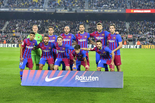 F. C. BARCELONA. Temporada 2021-22. André Ter Stegen, Éric García, Óscar Mingueza, Sergio Busquets, Gerard Piqué, Nico González. Ilias Akhomach, Memphis Depay, Frenkie De Jong, Gavi y Jordi Alba. F. C. BARCELONA 1 R. C. D. ESPANYOL  DE BARCELONA 0. Sábado 20/11/2021, 21:00 horas. Campeonato de Liga de 1ª División, jornada 14. Barcelona, Nou Camp: 74.418 espectadores. GOLES: 1-0: 48’, Memphis Depay de penalti. ÁRBITRO: Carlos Del Cerro Grande, Madrid. VAR: Ignacio Iglesias Villanueva, Galicia. ENTRENADORES: FC Barcelona: Xavi Hernández. RCD Espanyol de Barcelona: Vicente Moreno.