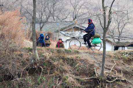 Dilarang+Naik+Sepeda Peraturan – Peraturan Aneh Wanita Korea Utara