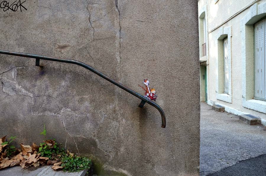 28 Pieces Of Street Art That Cleverly Interact With Their Surroundings - Bruce Lee, Saint Etienne, France