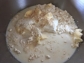Stollen, batiendo harina, leche, levadura, mantequilla y sal.