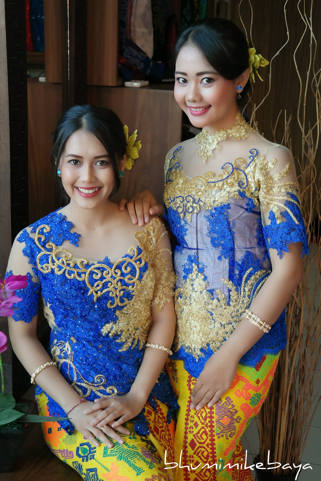  Kebaya  Modern Biru dengan aksen Emas 