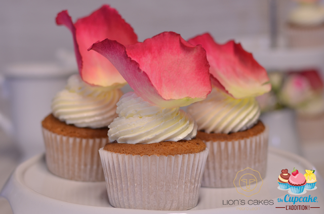 Ces Cupcakes poids plumes conjuguent la douceur du litchi et la délicatesse de la rose. Couronnées d’un buttercream de meringue suisse velouté et décorés de superbes pétales de rose, ils sont on ne peut plus romantiques !