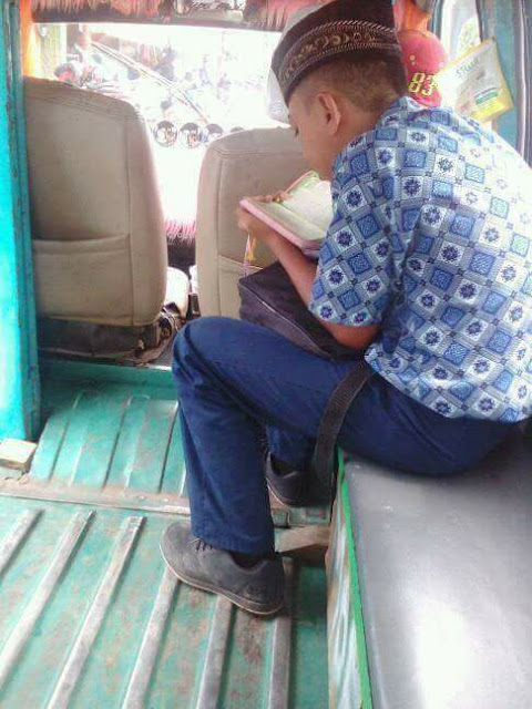 Foto Pelajar Baca Al Quran Dalam Angkot,  Menyebar di Media Sosial 