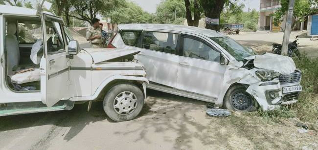 यूपी : हाथरस सिकंदराराऊ रोड पर सलेमपुर के पास बोलरो और कार हुईं भीषण टक्कर। 