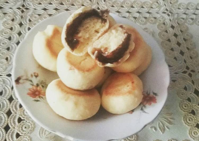 Bakpia Coklat memiliki lapisan kulit yang tipis dan kenyal, dengan isian coklat yang lembut dan legit di dalamnya. Isian coklat pada Bakpia Coklat bisa berupa pasta coklat atau coklat batangan yang dilelehkan menjadi adonan cair. Rasanya yang manis dan aroma coklat yang khas membuat Bakpia Coklat menjadi pilihan yang menggugah selera.