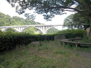 相模川八景「美しいアーチの小倉橋」モニュメントの場所