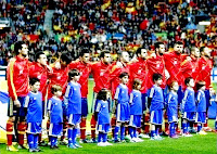 Selección de ESPAÑA - Temporada 2012-13 - Arbeloa, Cazorla, Silva, Villa, Jordi Alba, Iniesta, Cesc, Busquets, Piqué, Víctor Valdés y Sergio Ramos - ESPAÑA 1 (Sergio Ramos), FINLANDIA 1 (Pukki) - 22/03/2013 - Mundial de Brasil 2014, fase de clasificación - Gijón (Asturias), estadio del Molinón - Alineación: Víctor Valdés; Arbeloa, Sergio Ramos, Piqué, Jordi Alba; Busquets, Cazorla (Pedro, 46'), Iniesta, Silva, Cesc Fábregas (Mata, 75'); y Villa (Negredo, 65')