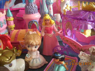 moments Yaya suka betul warna pink Barbie  dan puzzle 