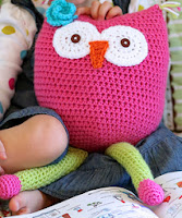 http://translate.google.es/translate?hl=es&sl=en&tl=es&u=http%3A%2F%2Fwww.daisycottagedesigns.net%2F2013%2F01%2Fcrochet-owl-toy-free-pattern.html