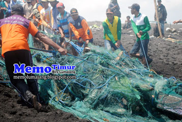 Bangkai Perahu Terlilit Jaring Besar