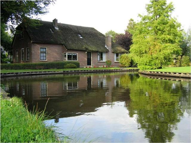 A Village in Holland with no roads