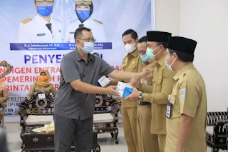 Gubernur menyerahkan secara simbolis rapid antigen Entram kepada perwakilan kabupaten/kota di NTB