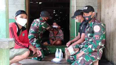  TNI Bagikan Masker dan Vitamin Di Daerah Perbatasan