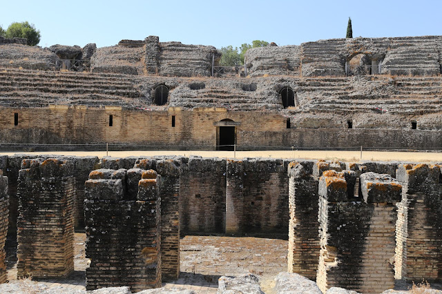 Vista de la fosa de un antiguo anfiteatro romano.