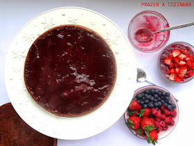 prazer a cozinhar - Bolo de chocolate com recheio de frutos vermelhos