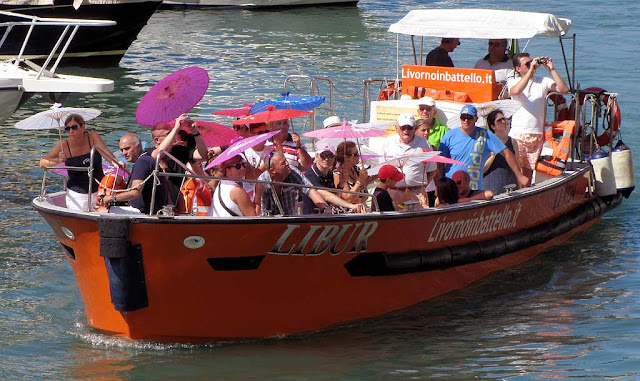 Boat full of tourists in the Fosso Reale, Livorno