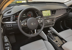 Interior view of 2017 Kia Cadenza Limited